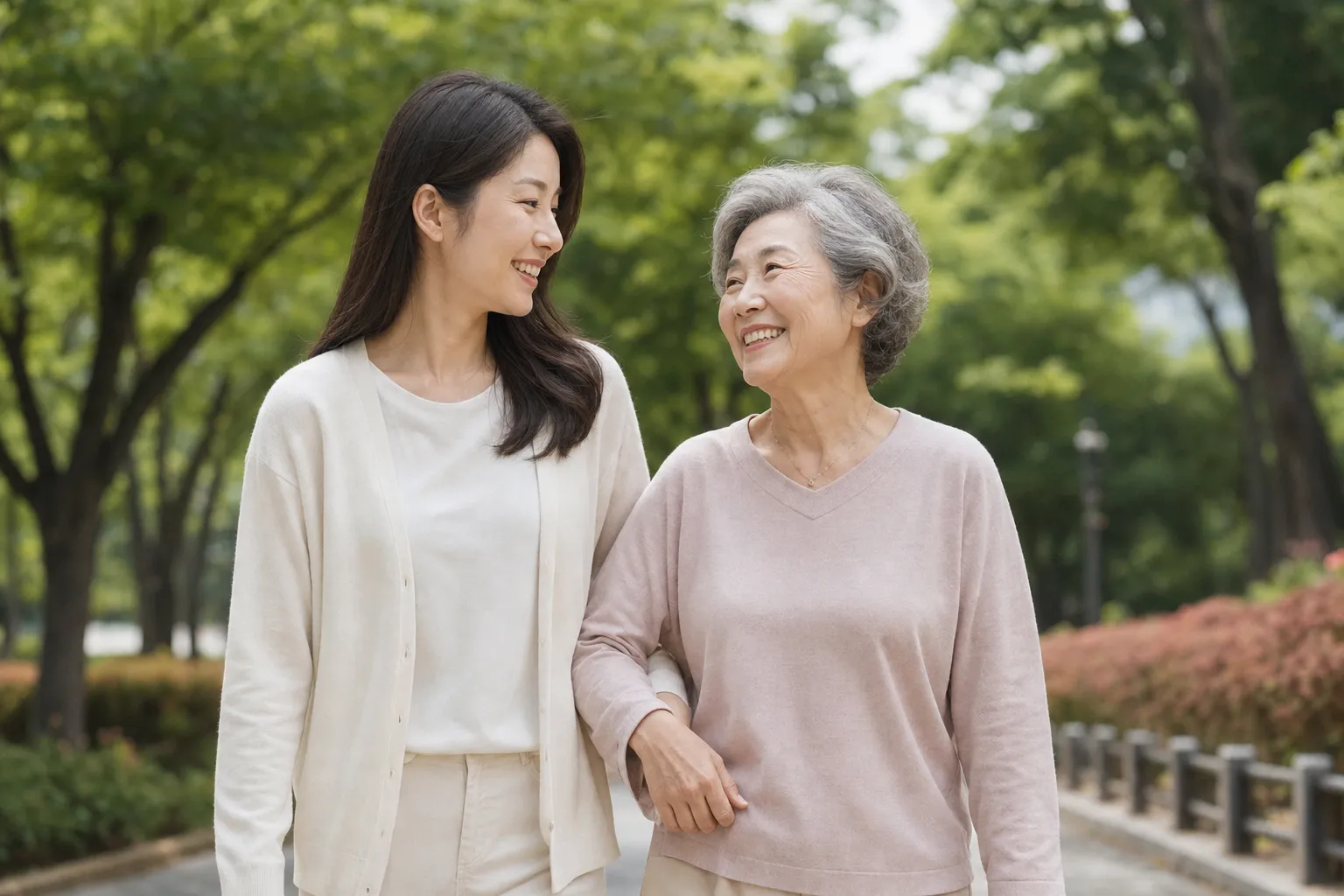 햇살 아래 함께 산책하는 어머니와 딸