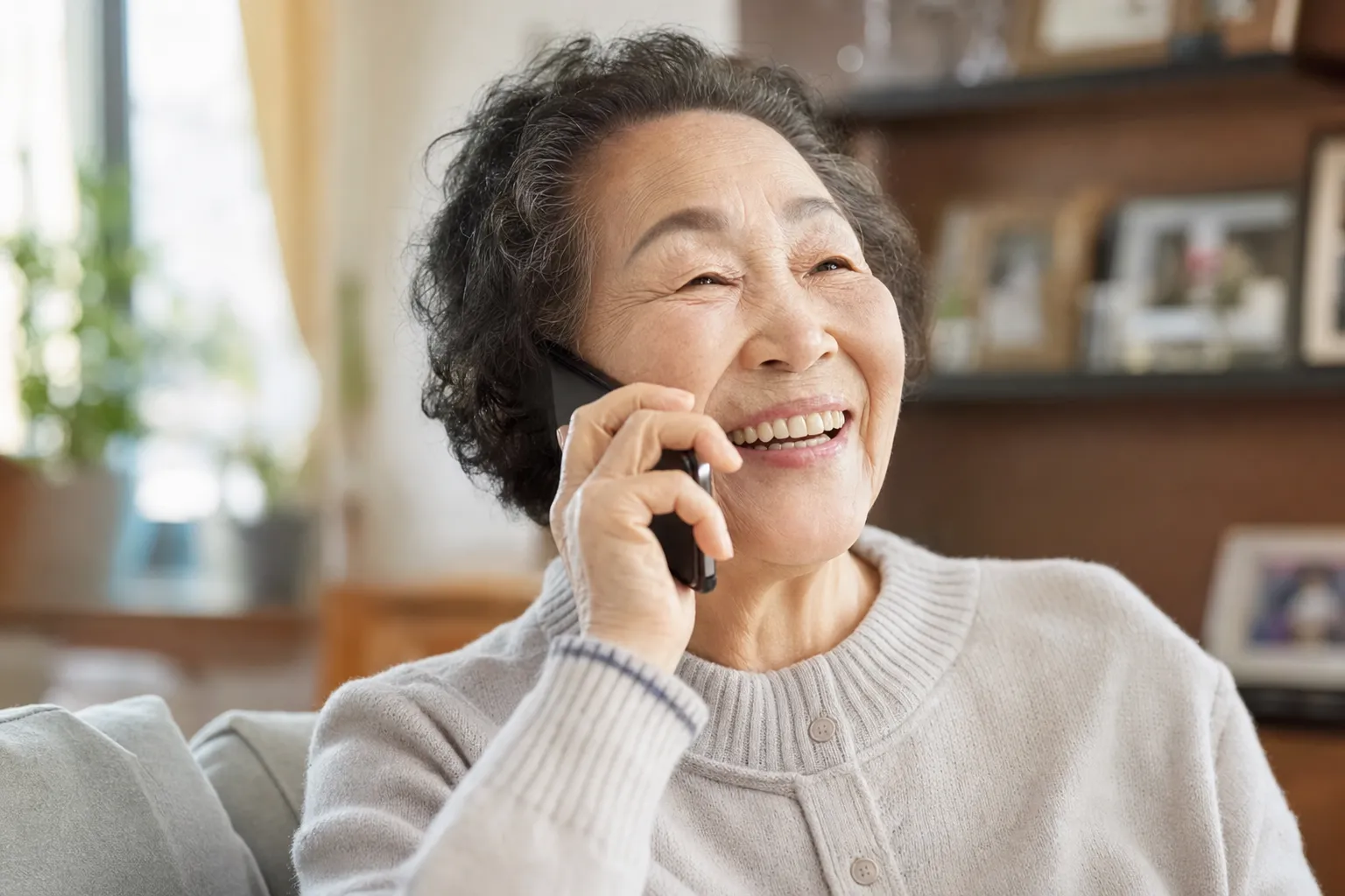 WelVoice 앱으로 부모님의 하루를 확인하는 가족